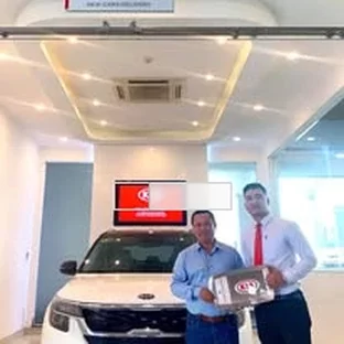Kia Huế - Hỗ trợ khách kiểm tra xe trước khi nhận.