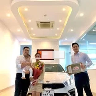 Kia Huế - Khách hàng nhận xe sau khi hoàn tất thủ tục.