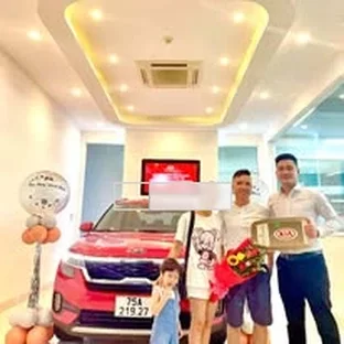 Kia Huế - Khách hàng tham khảo xe thực tế tại Phú Vang.
