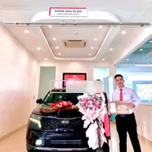 Kia Huế - Hoạt động hỗ trợ khách chọn xe tại Hương Thủy.
